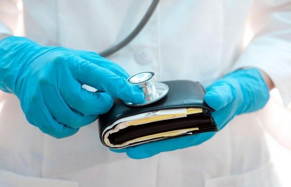 В 2022 году минимальную зарплату для врачей хотят увеличить до 20 тысяч гривен