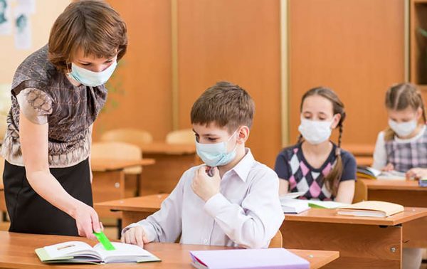 Александрийские директора школ призывают не вакцинированных учителей не втягивать родителей и школьников в свою антивакцинальную борьбу