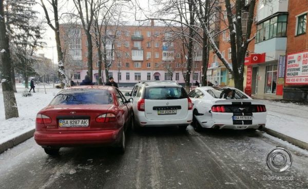 Первый снег и первое ДТП на Соборной площади