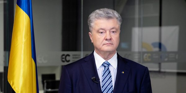 В офисе генпрокурора подписали арест Порошенко по подозрению в "госизмене"