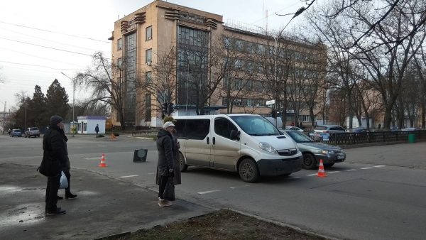 В Александрии водитель микроавтобуса сбил перебегавшую дорогу женщину