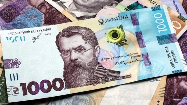 Стало известно, на что больше всего украинцы потратили тысячу гривен от Зеленского