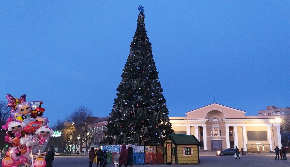 Сколько в Александрии потратят на покупку, установку, украшение и охрану новогодней елки