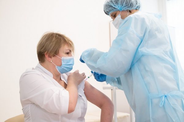 Министерство здравоохранения вводит третью дозу вакцины для отдельной категории граждан