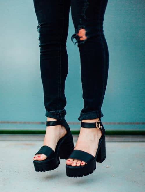чёрные сандалии на платформе