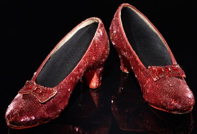 красные туфли на каблуке с бантом