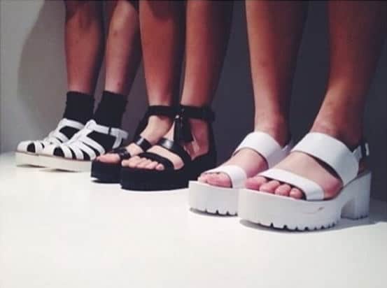сандалии на платформе: черные и белые