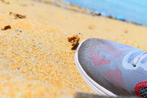 носок кроссовка на песке
