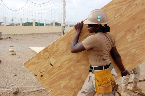 женщина работает в строительстве