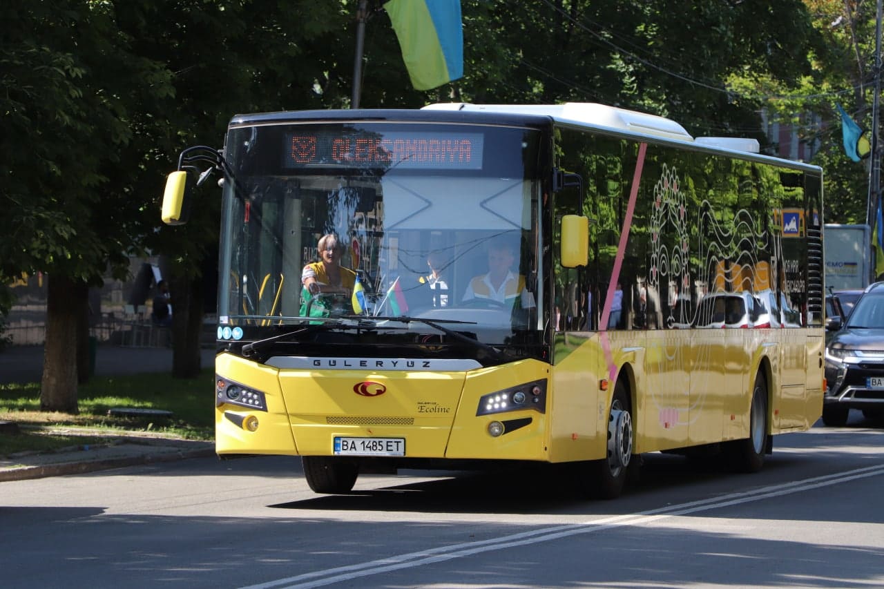 В коммунальных автобусах № 2/1 и № 11 заработала бесконтактная оплата за проезд