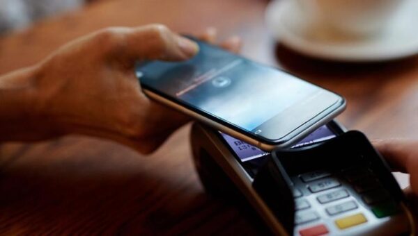 Третина українців готова повністю перейти на безконтактну форму оплати покупок