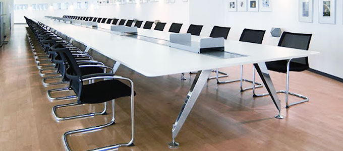 Кресла для столов переговоров и конференций в интерьере