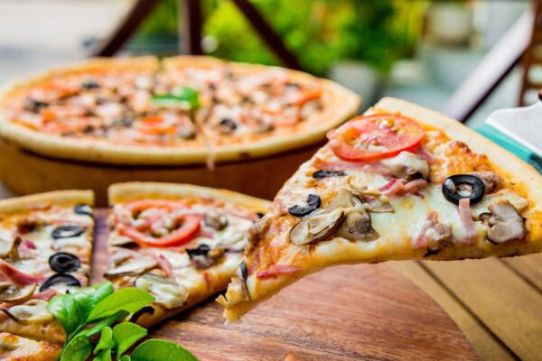 Різноманітність смаків: популярні види піци та спеціальні пропозиції від місцевих служб доставки