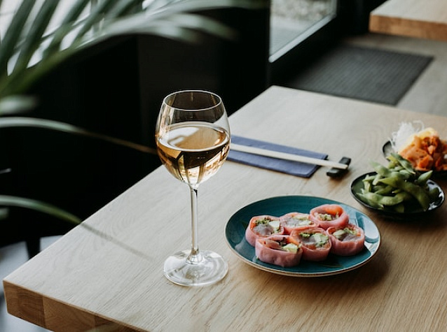 Какое вино выбрать к роллам и суши: идеальные сочетания для гурманов